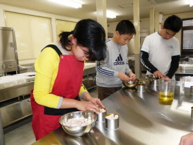 缶に詰めて味付け